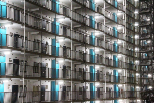 夜のマンション